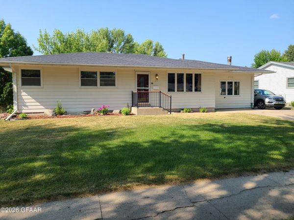 1222 20TH Street NW, East Grand Forks, MN 56721