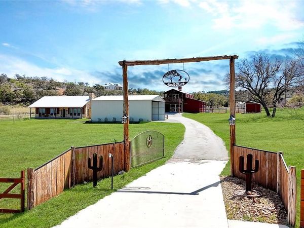 800 Quarter Horse Circle, Kingsland, TX 78639