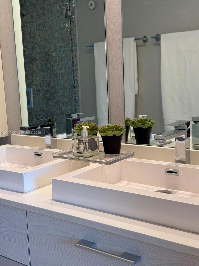 45 SW 9th St, Unit 1401, Miami, FL 33130 Photo