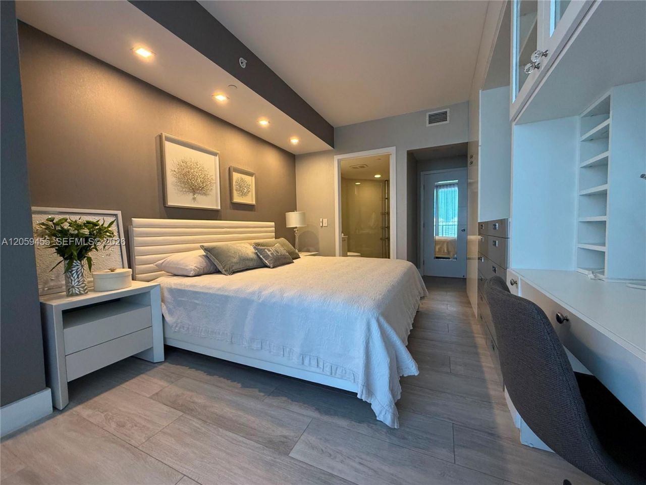 45 SW 9th St, Unit 1401, Miami, FL 33130 Photo