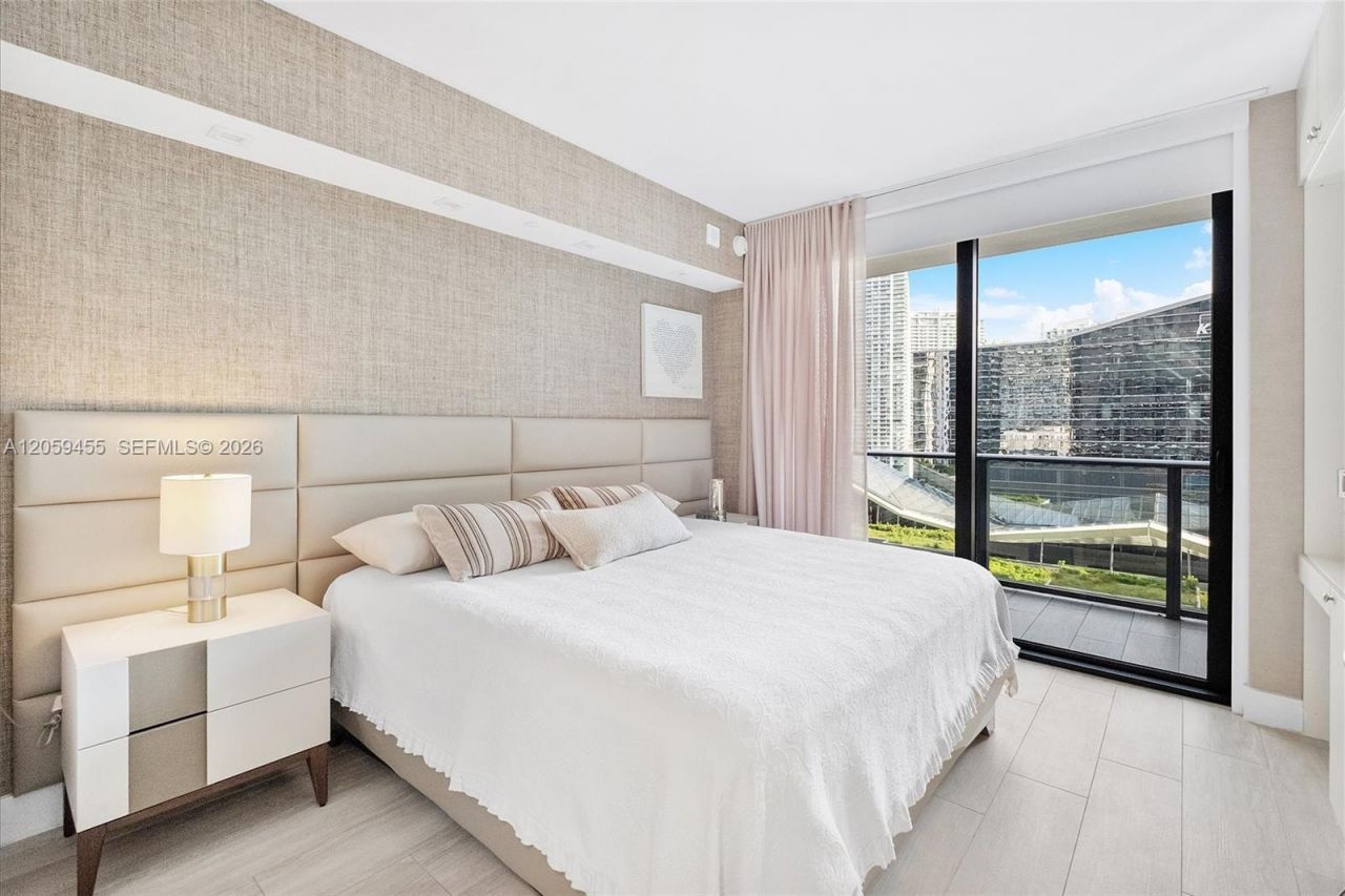 45 SW 9th St, Unit 1401, Miami, FL 33130 Photo