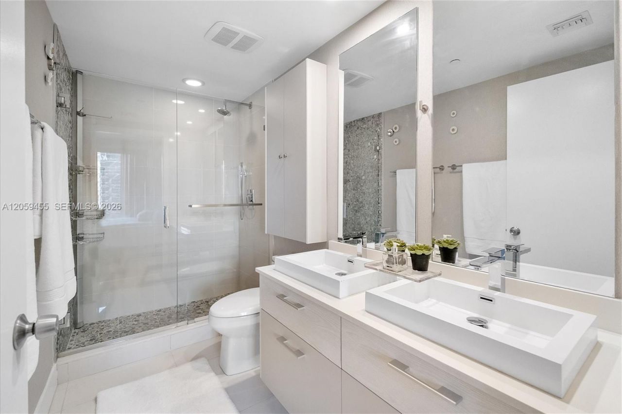 45 SW 9th St, Unit 1401, Miami, FL 33130 Photo