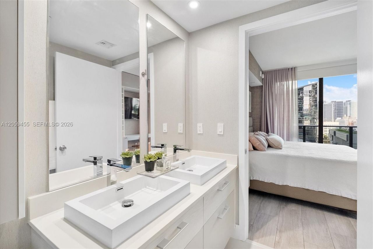 45 SW 9th St, Unit 1401, Miami, FL 33130 Photo