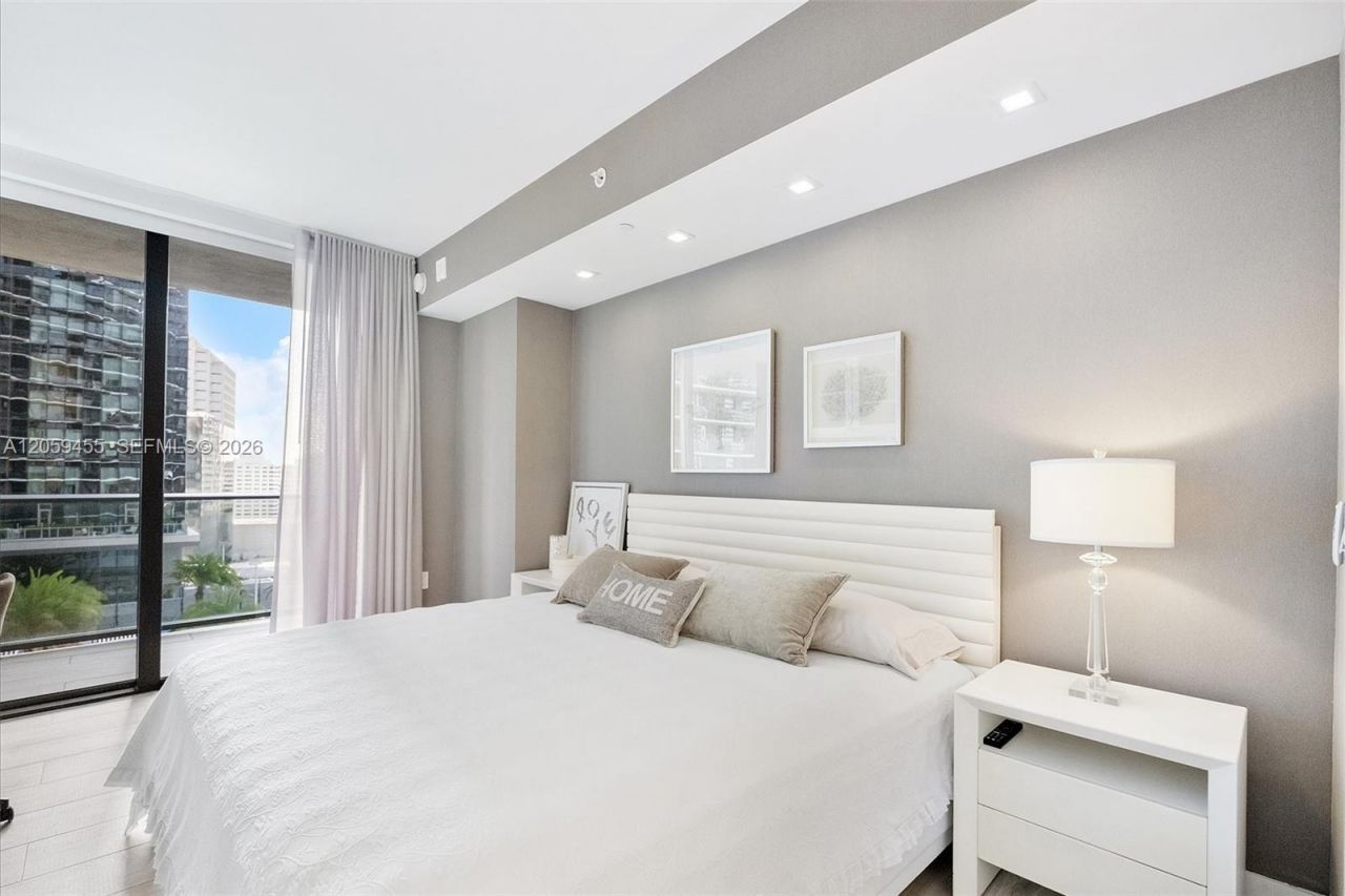 45 SW 9th St, Unit 1401, Miami, FL 33130 Photo