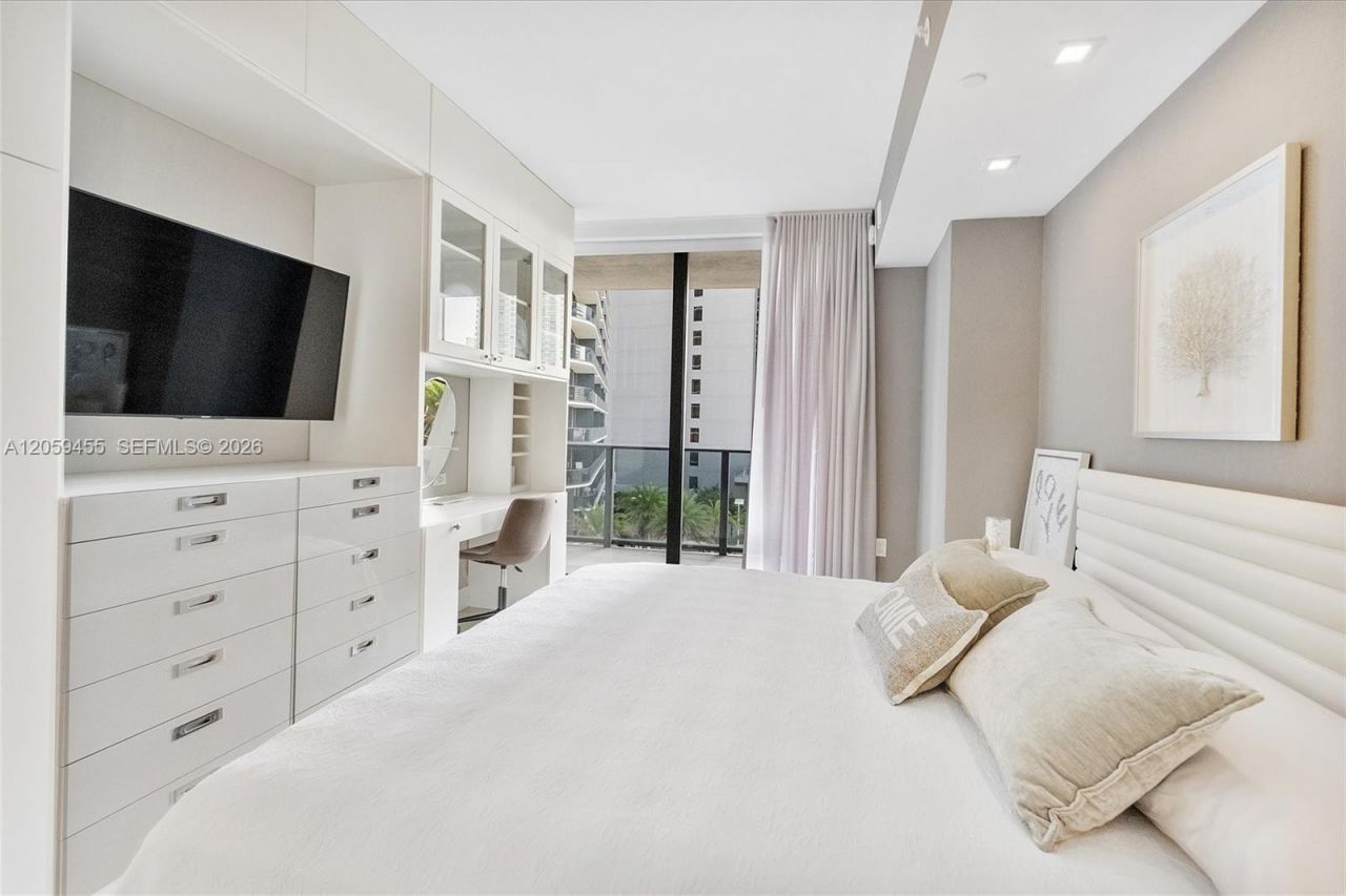 45 SW 9th St, Unit 1401, Miami, FL 33130 Photo