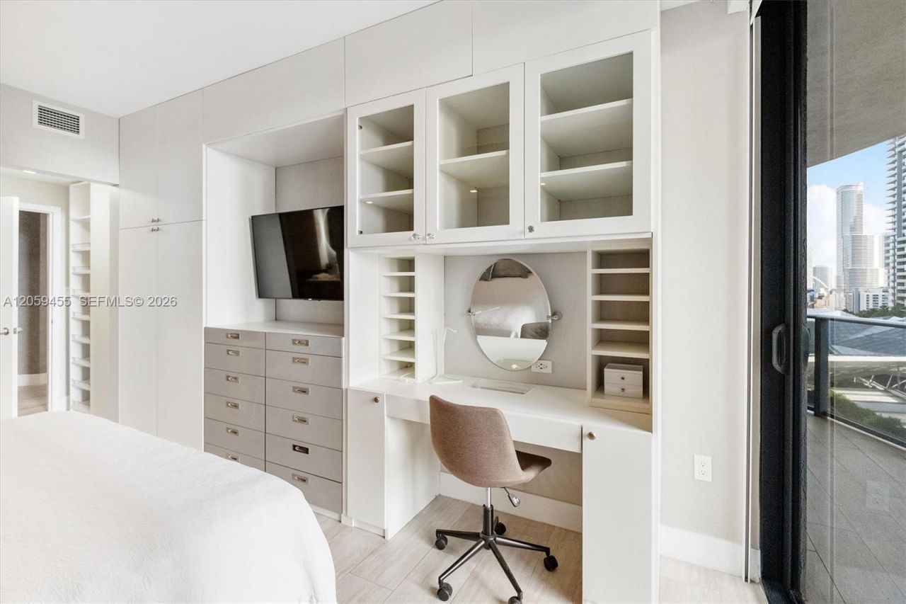 45 SW 9th St, Unit 1401, Miami, FL 33130 Photo