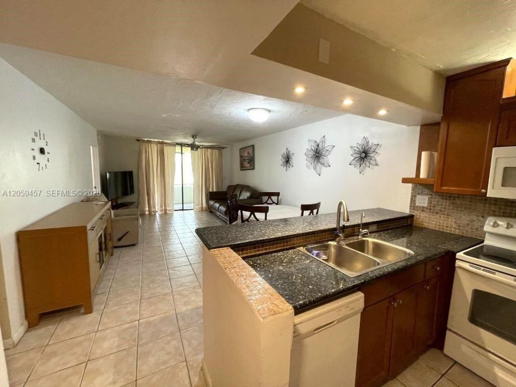 2821 Somerset Dr, Unit 312, Lauderdale Lakes, FL 33311 Photo