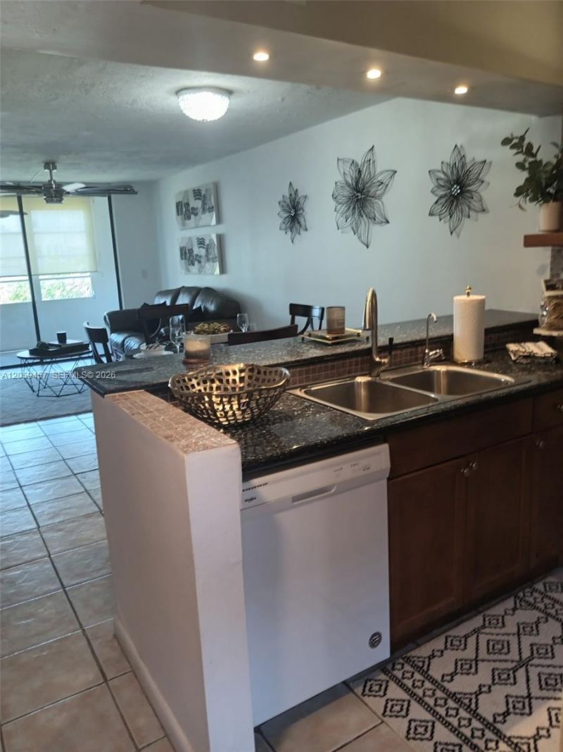 2821 Somerset Dr, Unit 312, Lauderdale Lakes, FL 33311 Photo