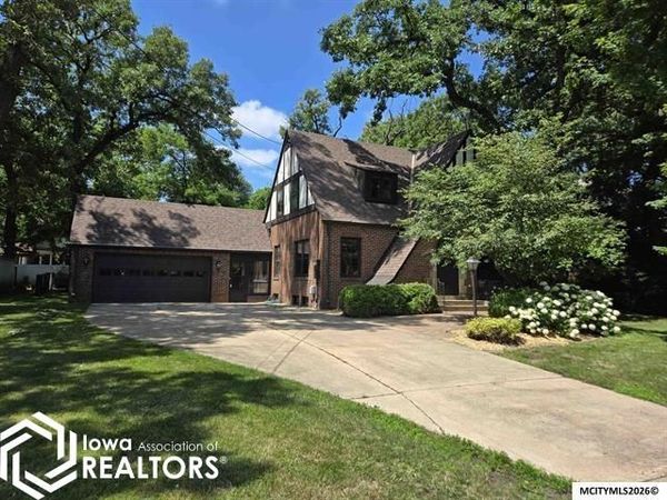 76 N Crescent Drive, Mason City, IA 50401