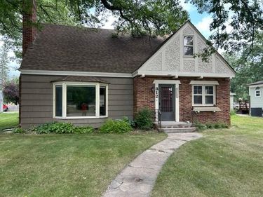 312 Kendall Avenue N, Thief River Falls, MN 56701