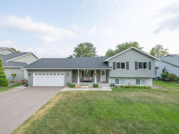 7685 Upper 45th Street N, Oakdale, MN 55128