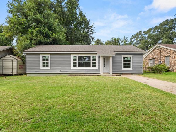 921 Lake Court , DeRidder, LA 70634