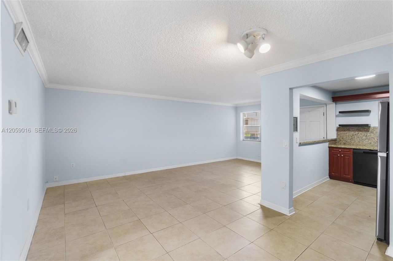 7620 Carlyle Ave , Unit 206, Miami Beach, FL 33141 Photo