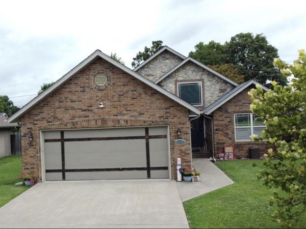 409 Brittany Court , Aurora, MO 65605