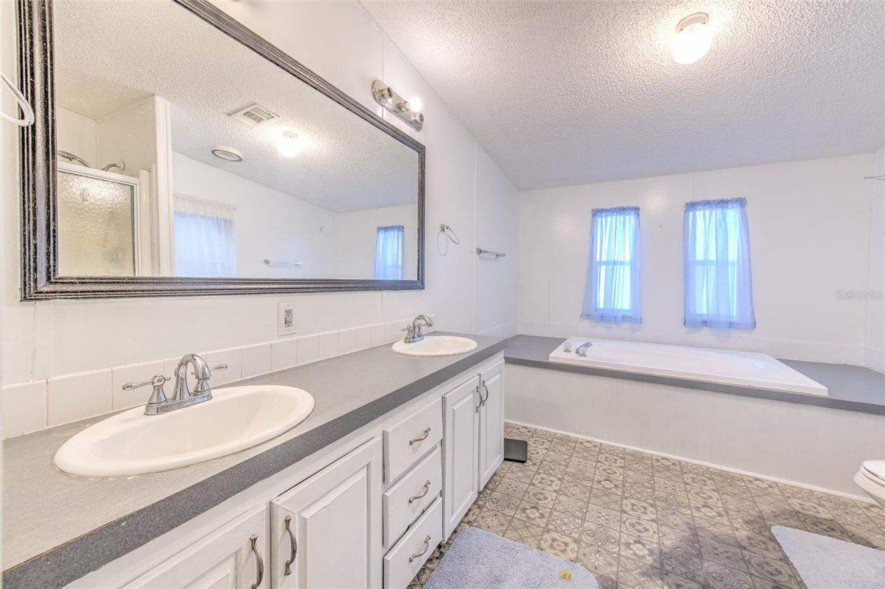 1606 N Kingsway Rd , Seffner, FL 33584 Photo