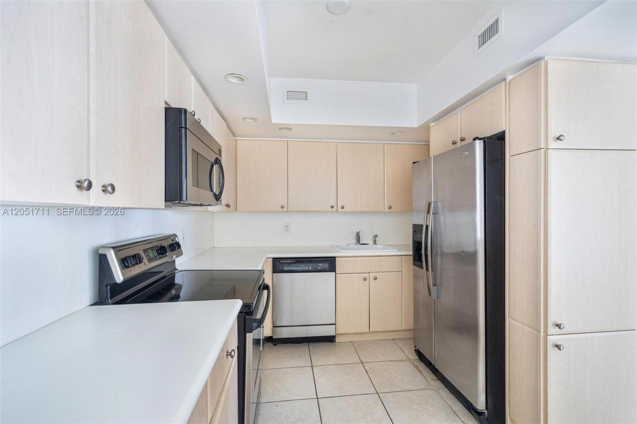5600 Collins Ave , Unit 7J, Miami Beach, FL 33140 Photo