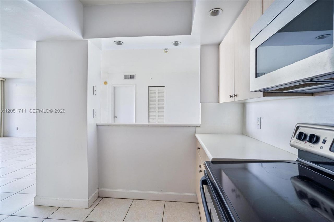 5600 Collins Ave , Unit 7J, Miami Beach, FL 33140 Photo