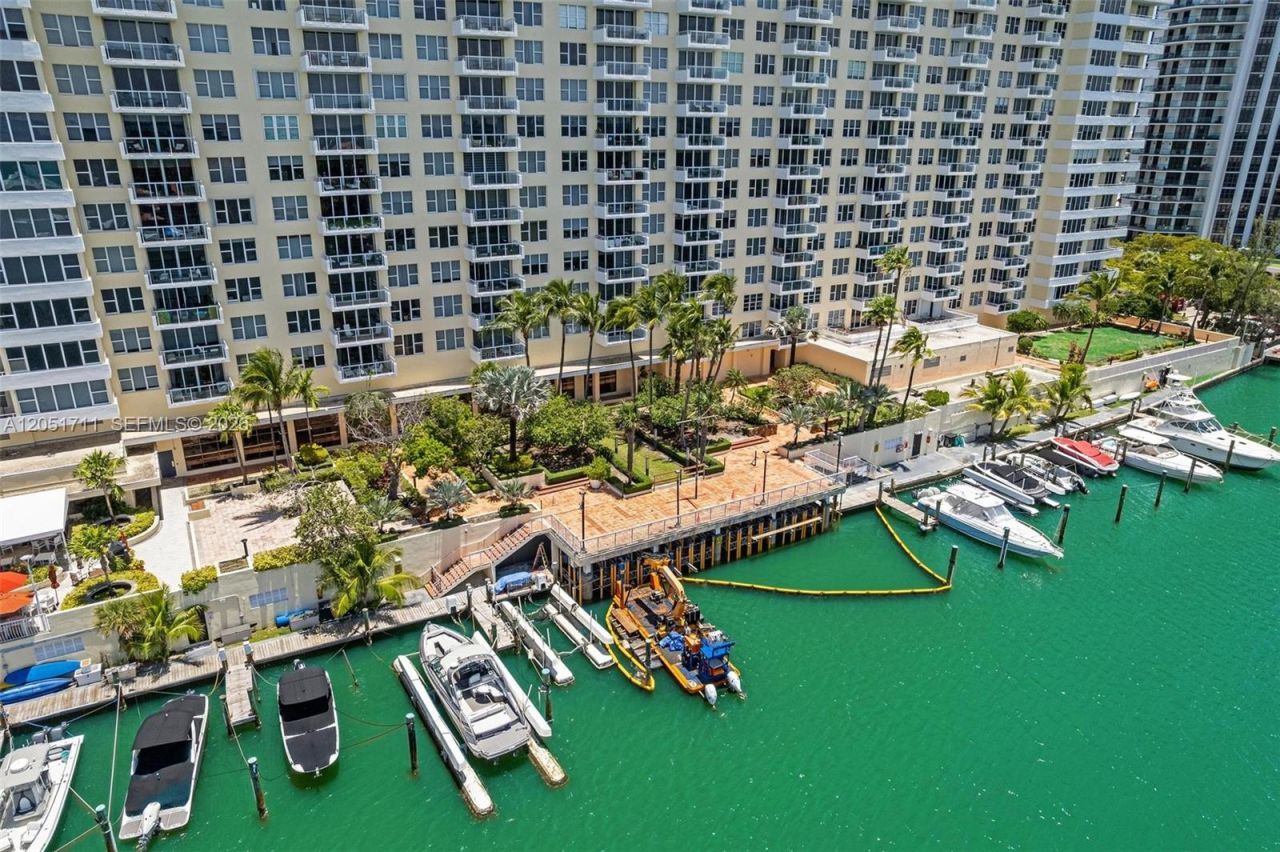 5600 Collins Ave , Unit 7J, Miami Beach, FL 33140 Photo