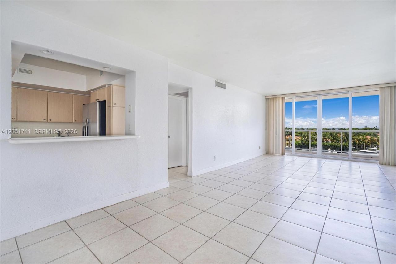 5600 Collins Ave , Unit 7J, Miami Beach, FL 33140 Photo