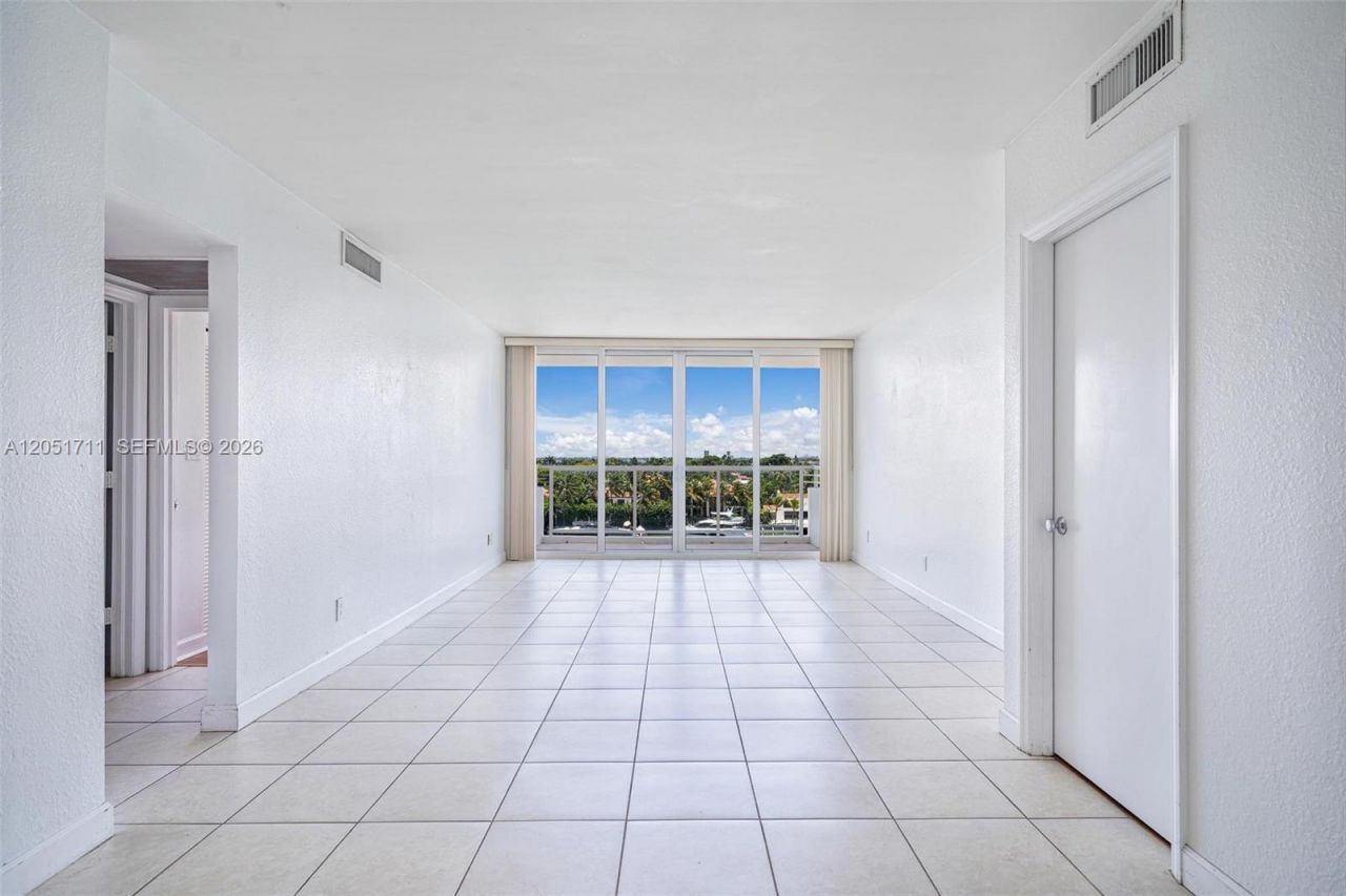 5600 Collins Ave , Unit 7J, Miami Beach, FL 33140 Photo