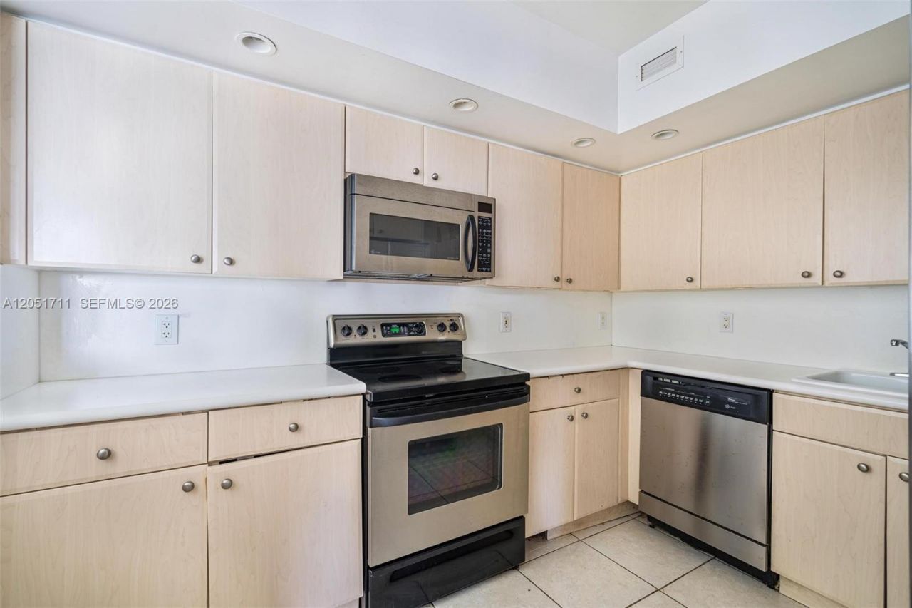 5600 Collins Ave , Unit 7J, Miami Beach, FL 33140 Photo