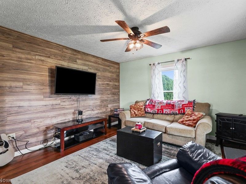 3857 Violand Street, Louisville, OH 44641 Photo 8