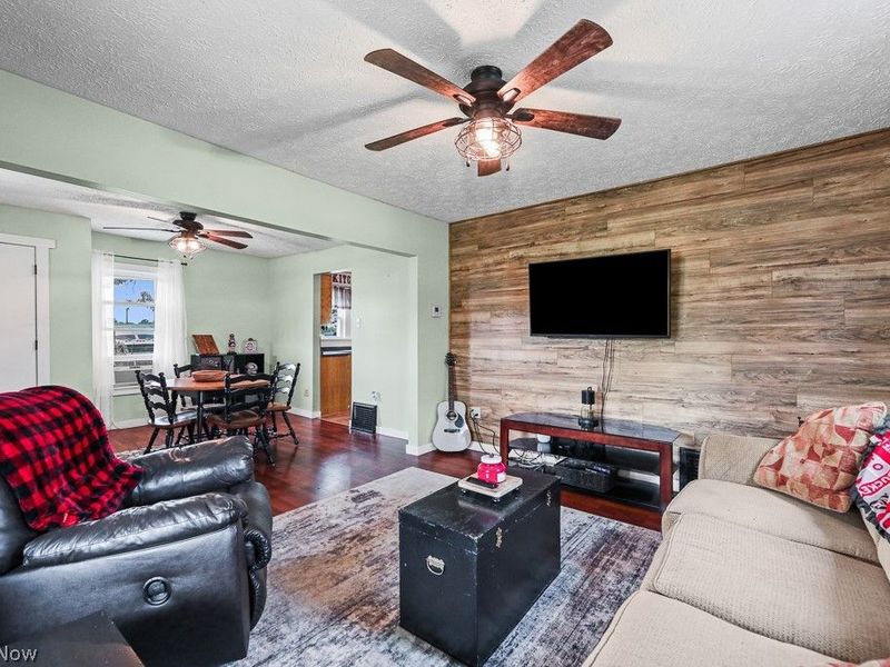 3857 Violand Street, Louisville, OH 44641 Photo 9