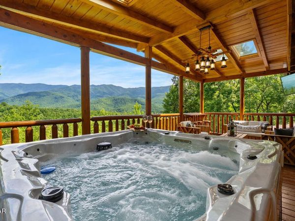556 Thissa Way, Gatlinburg, TN 37738