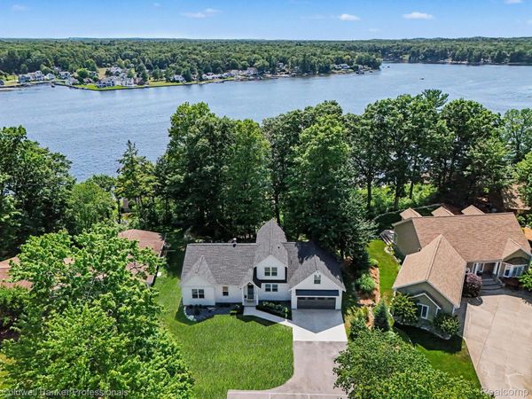 5253 W Lakeview Drive, Pentwater Township, Mi 49449
