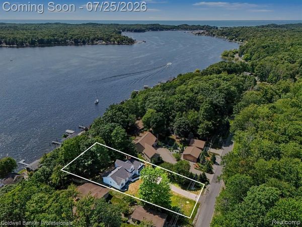 5253 W Lakeview Drive, Pentwater Twp, MI 49449