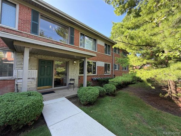 946 N Adams Road , Birmingham, MI 48009