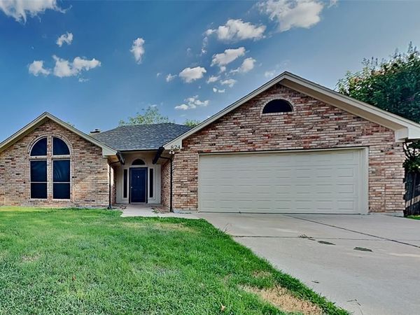 824 Quail Brook Drive, Arlington, TX 76001