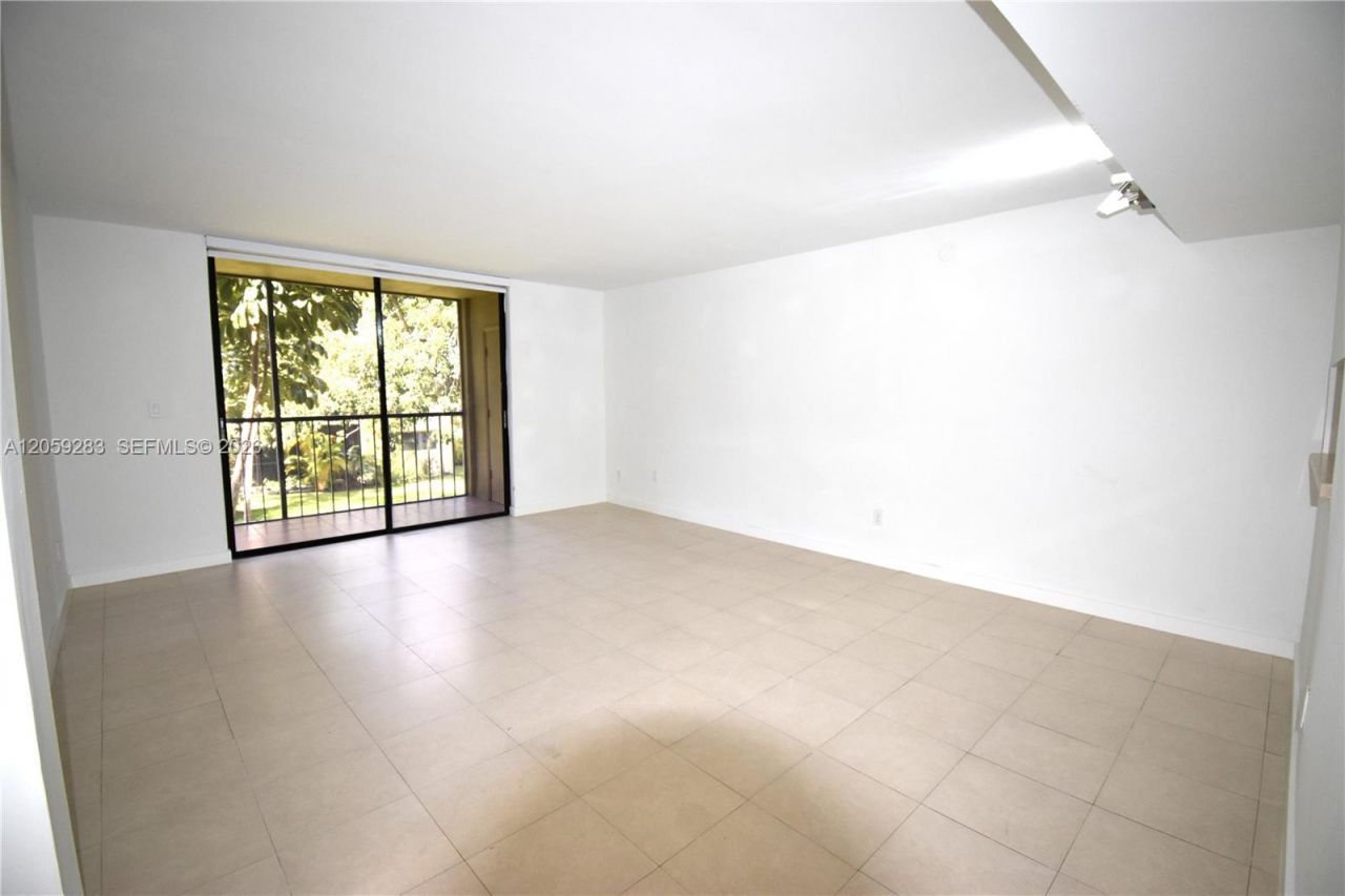8625 NW 8th St , Unit 213, Miami, FL 33126 Photo