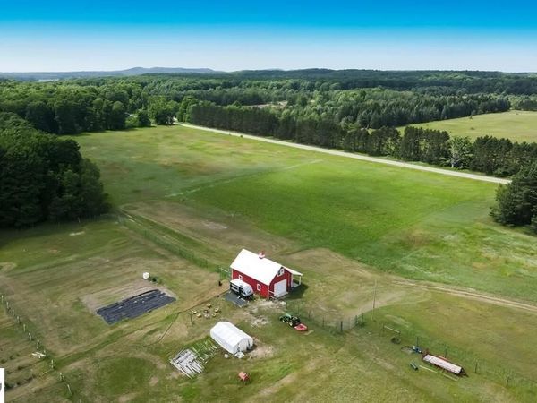7946 Valley Road, Honor, MI 49640