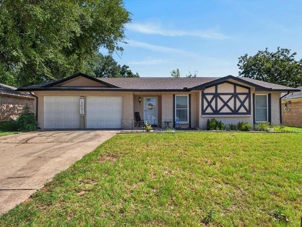 523 Lynnewood Avenue, Burleson, TX 76028