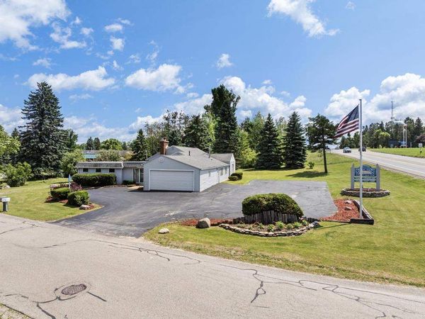1414 Kilborn Dr, Petoskey, MI 49770