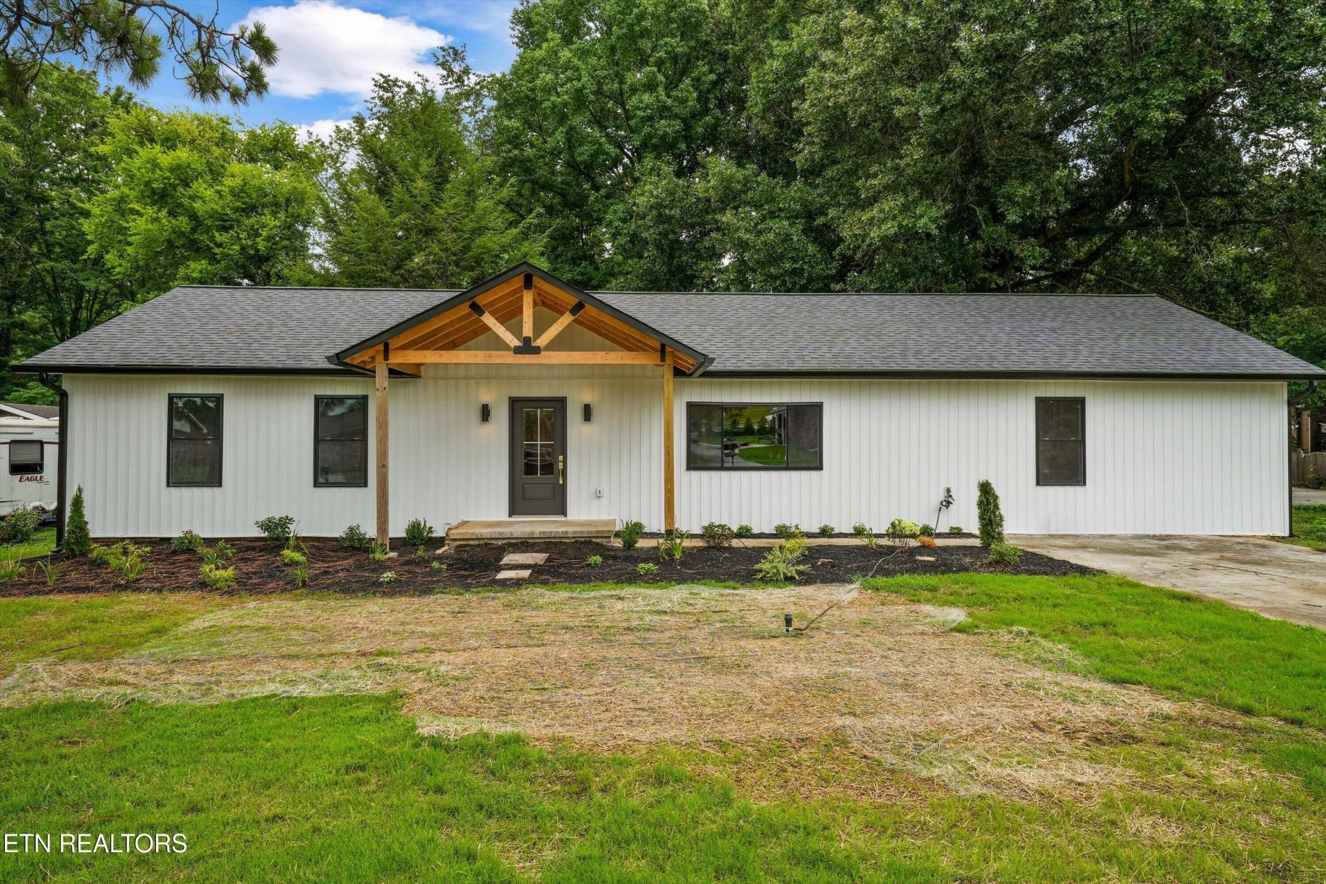 412 Sherwood Drive, Maryville, TN 37801 Main Photo