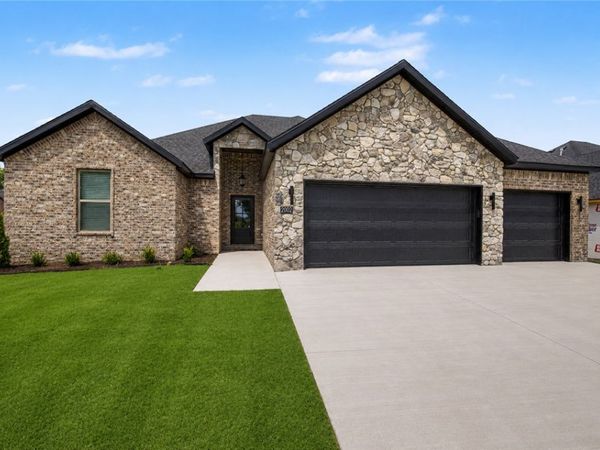 2002 N Dagan Street , Siloam Springs, AR 72761