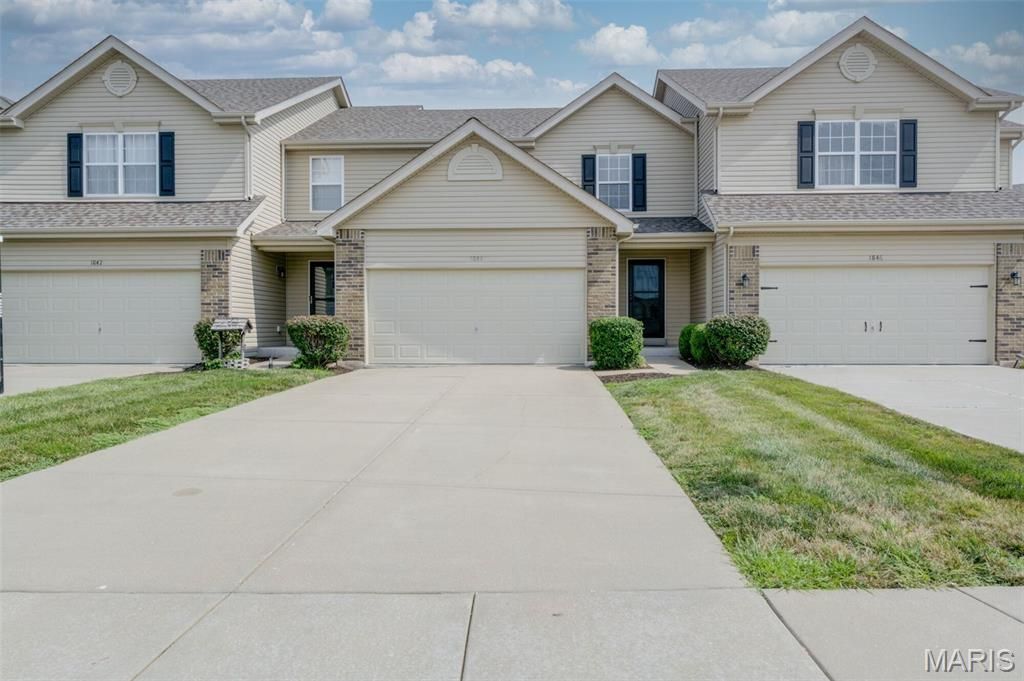 1844 Sterling Oaks Drive, Saint Peters, MO 63376 Main Photo