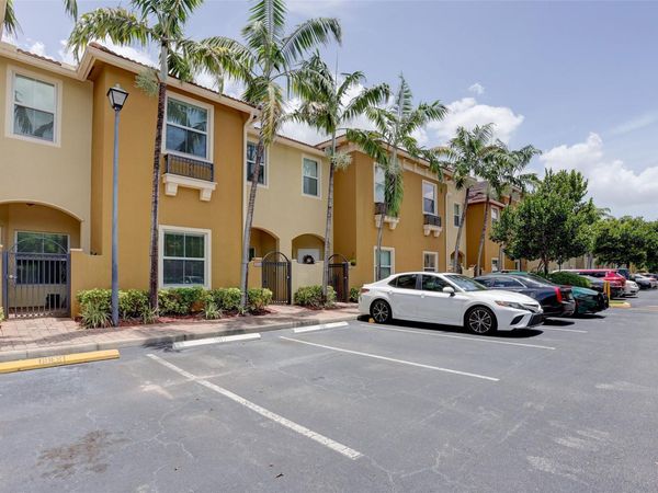 2851 W Prospect Road, Unit 305, Tamarac, FL 33309