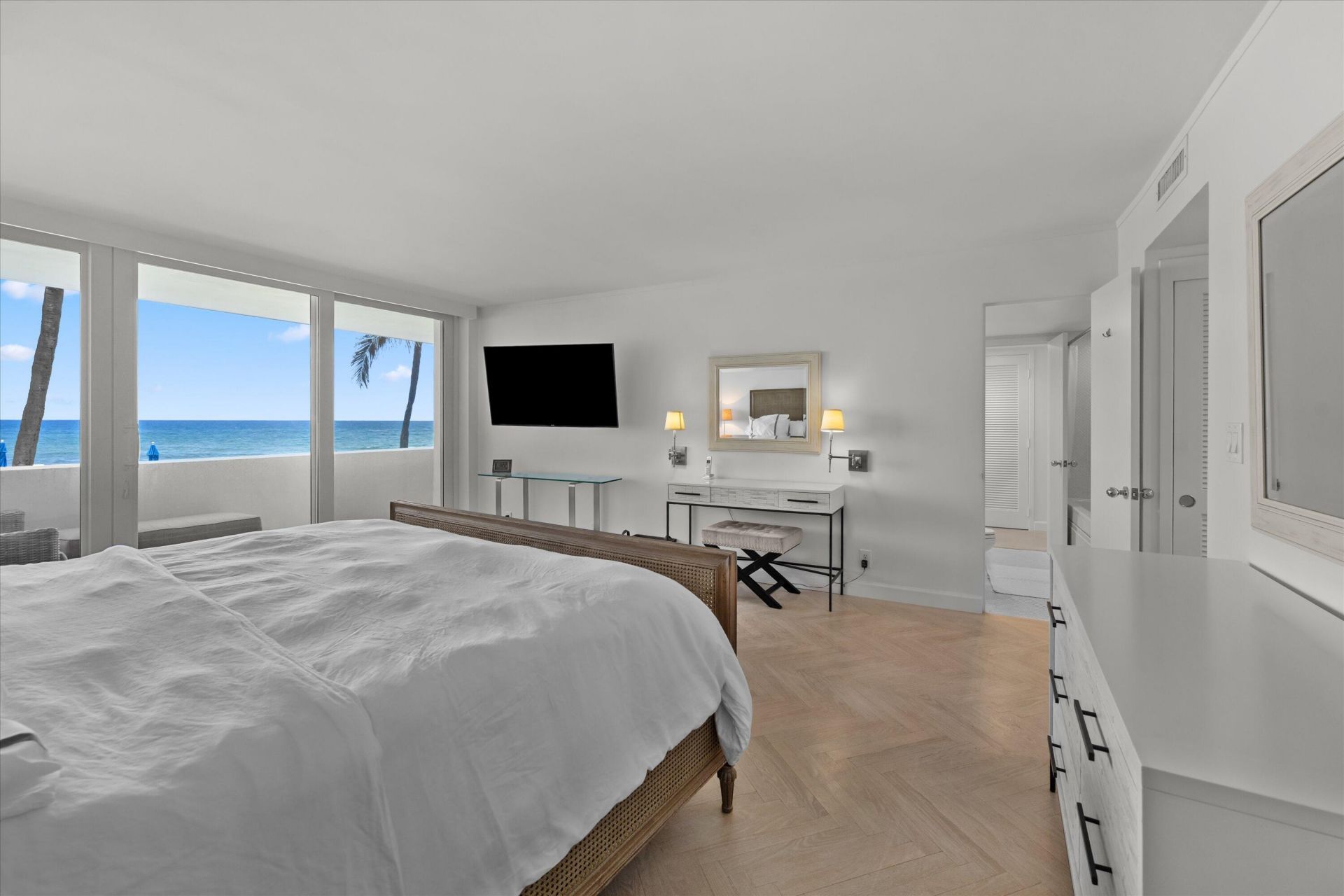 100 Sunrise Avenue, Unit 212, Palm Beach, FL 33480 Photo