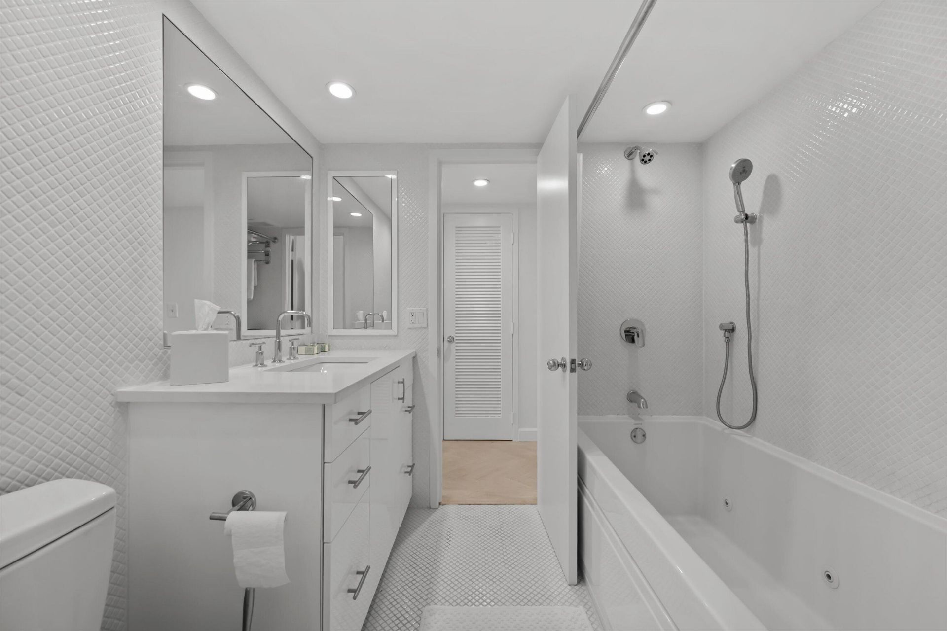 100 Sunrise Avenue, Unit 212, Palm Beach, FL 33480 Photo
