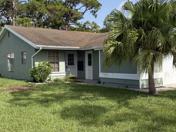 1720 SE Linpark Court, Port St. Lucie, FL 34952