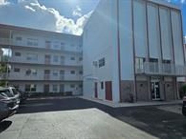 4000 NW 44th Avenue, Unit 210, Lauderdale Lakes, FL 33319