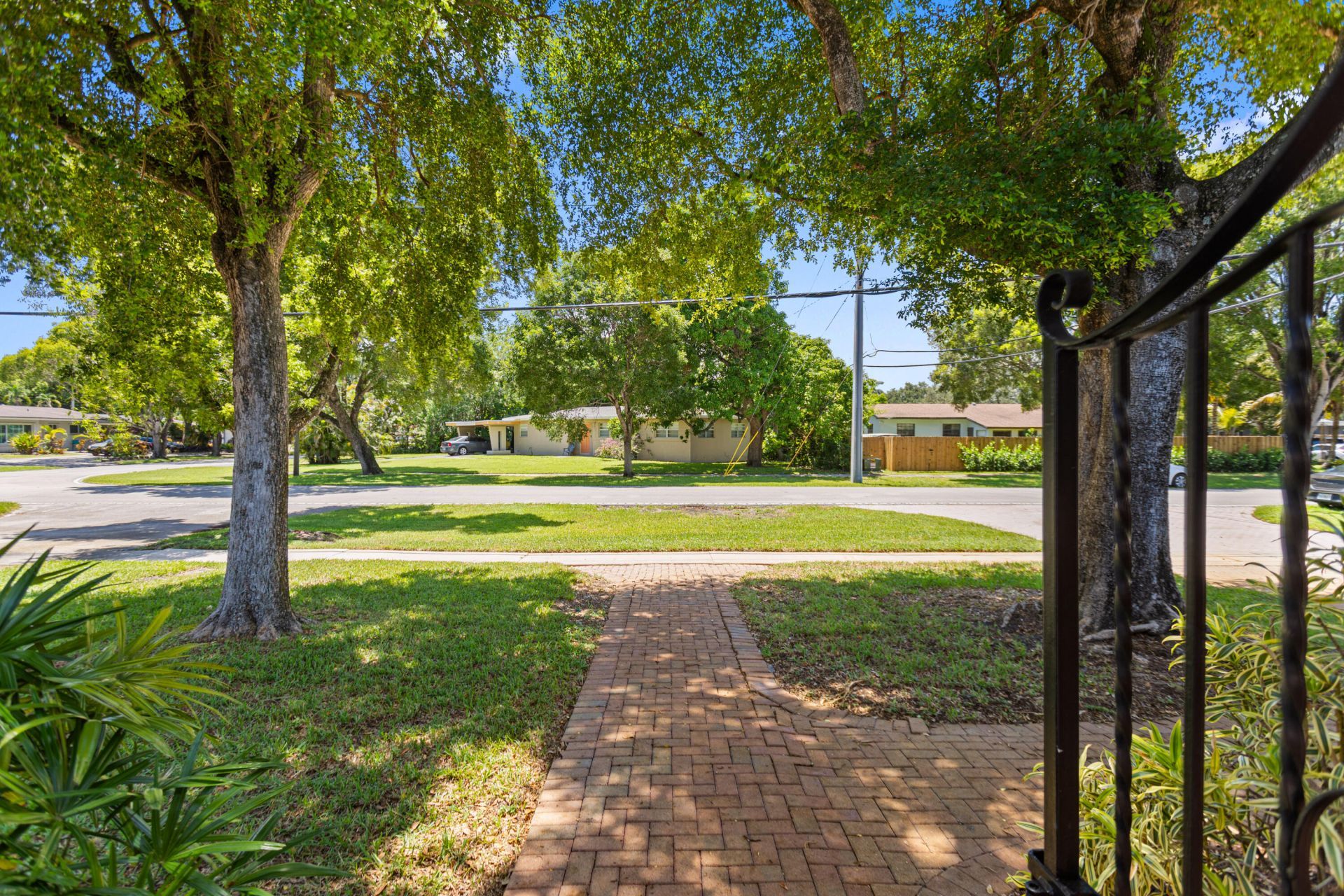 880 E Acre Drive, Plantation, FL 33317 Photo