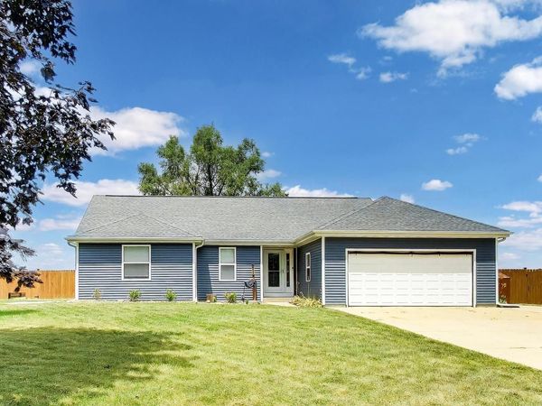 528 Valencia DRIVE, Delavan, WI 53115