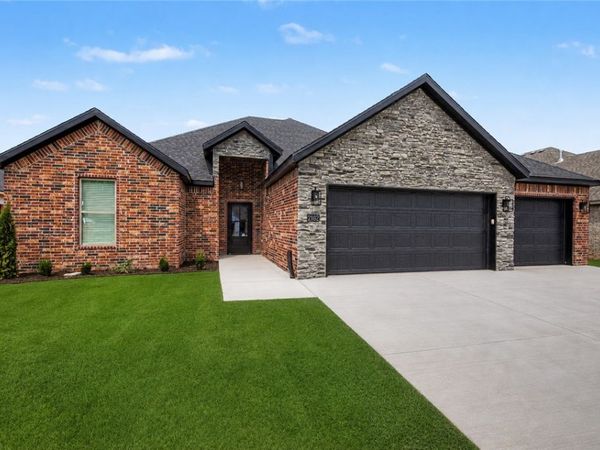 2102 N Dagan Street, Siloam Springs, AR 72761