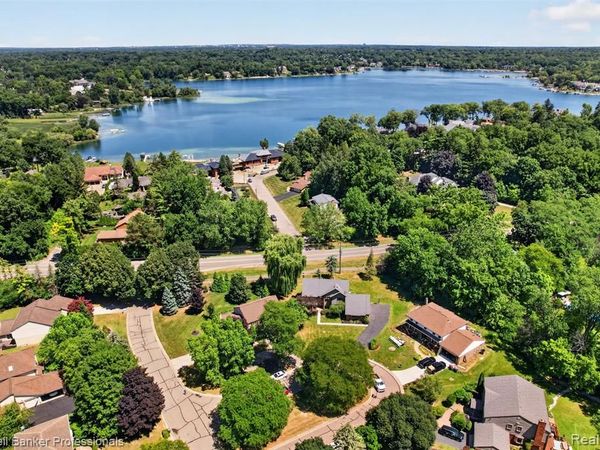 2932 Constitution Court , West Bloomfield Twp, MI 48322