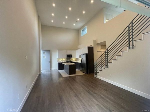6445 Woodley Avenue, Unit 204, Lake Balboa, CA 91406