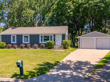 6332 Oak Knoll Plaza, Woodbury, MN 55125